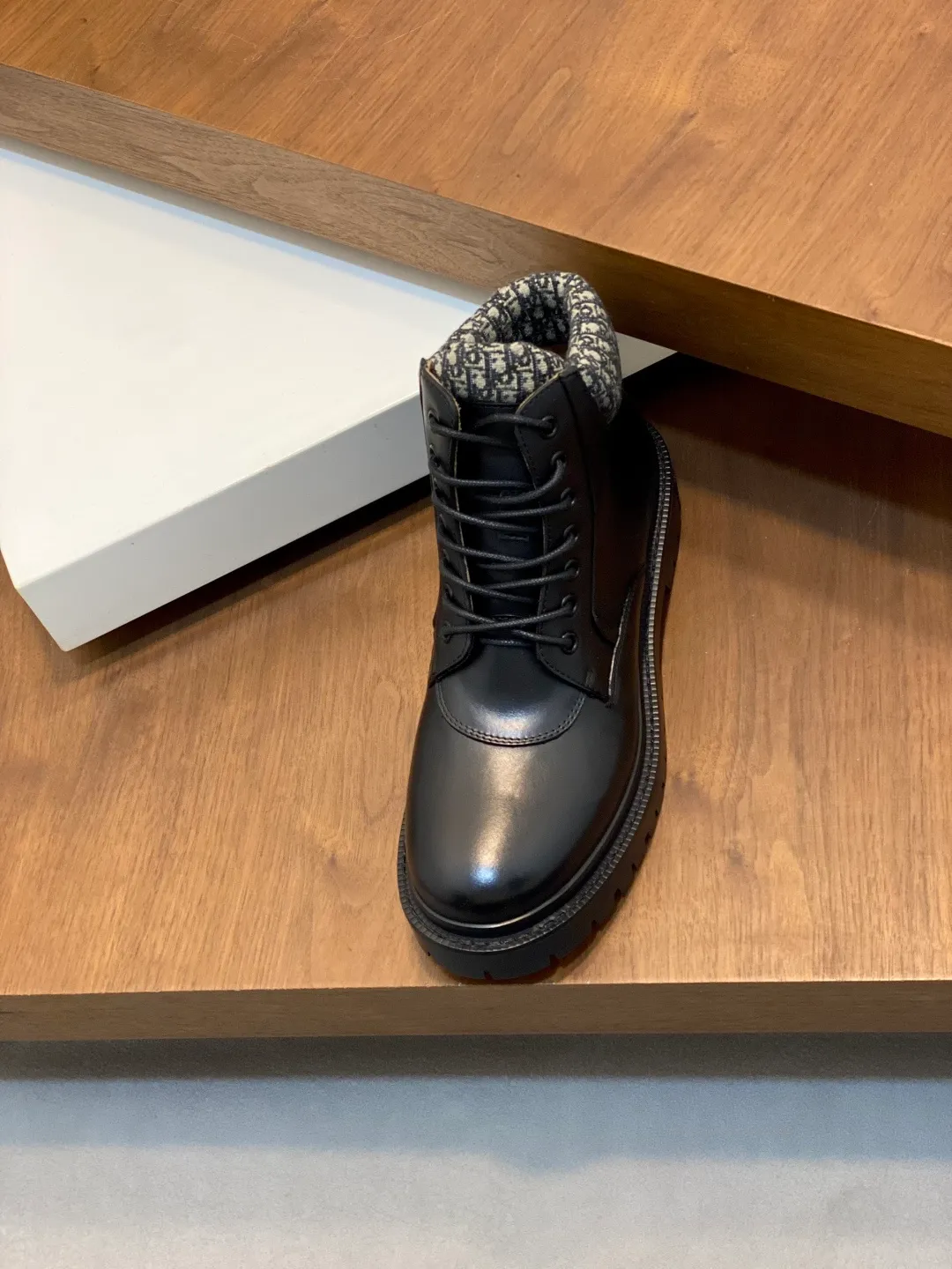 [DIOR] Top P: 900💰 Size: 39-44 (38.45. Can be customized) 2025ss Dior Dio* - autumn and winter luxury men's mid-top short boots, purely handmade, both inside and outside are imported first-layer cowhide, high-end quality and exquisite craftsmanship. Original TPU combination outsole. Wear a noble gentleman's taste. The best last type has been carefully debugged. Comfortable.